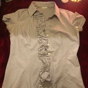 Women’s Button Dress Shirt
New York Company W ruffles Top
Size Medium